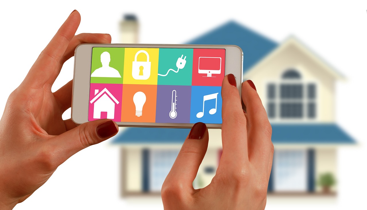 Smart home in tasca: 5 app indispensabili per gestire luci, calore e sicurezza a distanza