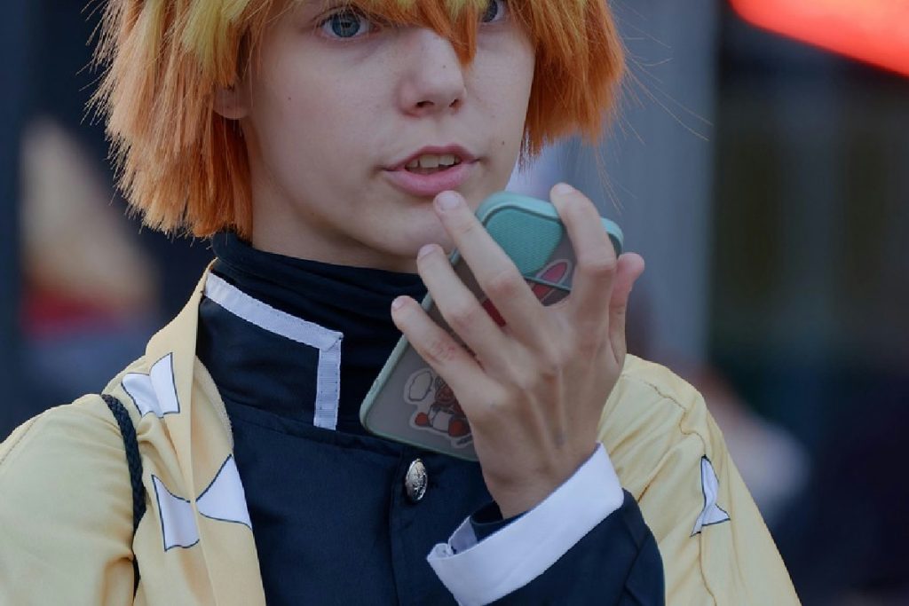 Gli specialisti lanciano l’allerta: smartphone vietati prima dei 13 anni per proteggere i ragazzi